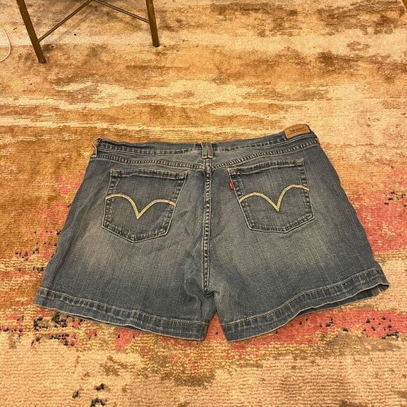 Vintage Levi’s denim shorts - Picture 4 of 5
